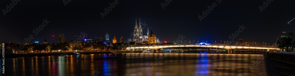 Panorama Nachtaufnahme am Rheinufer Köln mit Blick auf den Dom