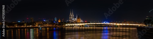 Panorama Nachtaufnahme am Rheinufer Köln mit Blick auf den Dom