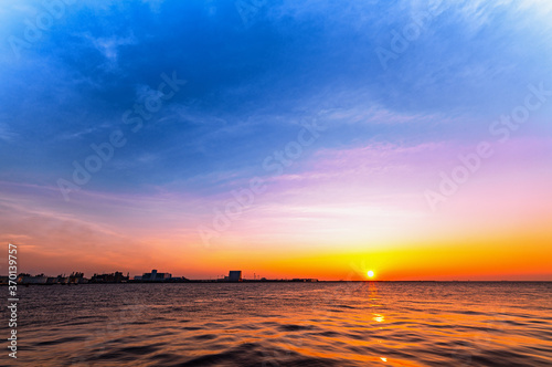 朝焼けの空と海