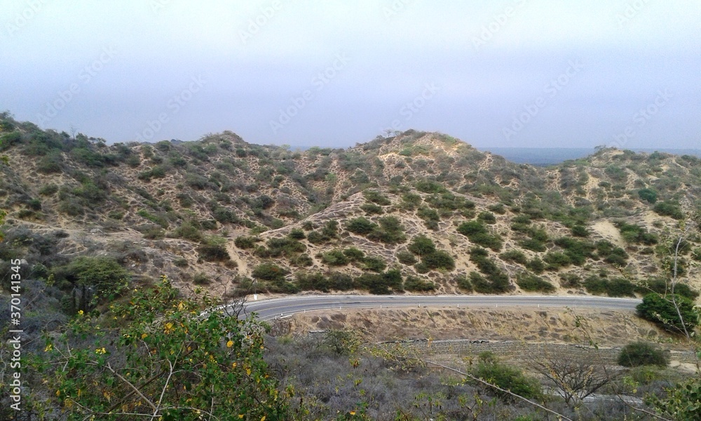 Paisaje de montaña en el horizonte 6