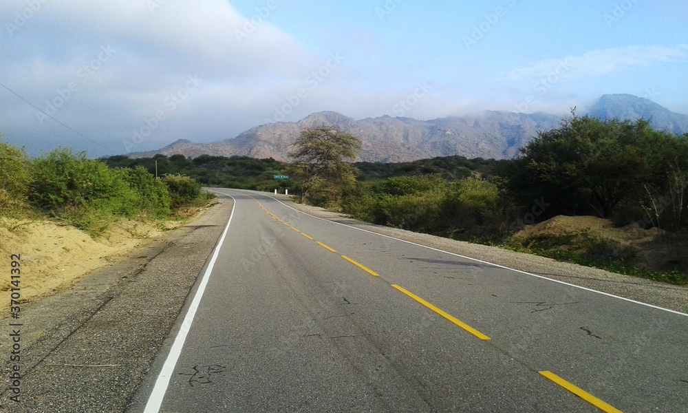 Ruta entre las montañas de la vía 2