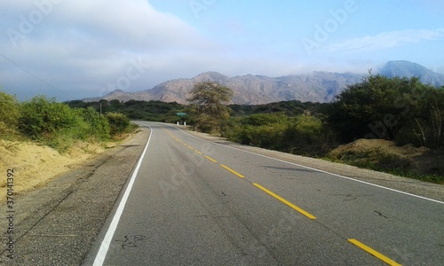 Ruta entre las montañas de la vía 2