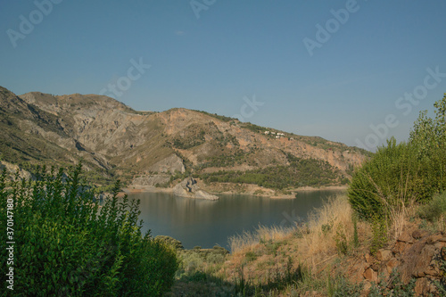 Fototapeta Naklejka Na Ścianę i Meble -  krajobraz góry rzeka lato trawa natura