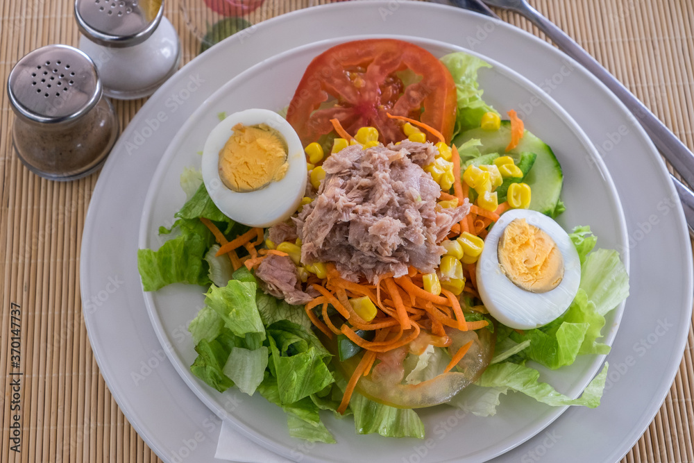 Ensalada con atún y huevos Ensalada con atún y huevos