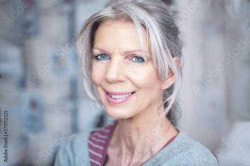  Seniorin mit zufriedenem Lächeln