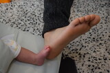 生後36日の赤ちゃんとパパの足
