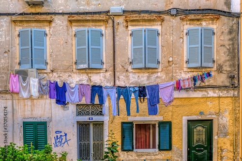 Wäsche hängt zum trocknen an der Fassade der Häuser in der venezianisch geprägten Altstadt von Kerkyra auf der Insel Korfu