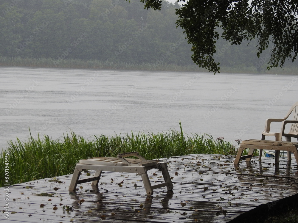 Fototapeta premium Deszcz nad jeziorem - krople i krajobraz, pomost, las