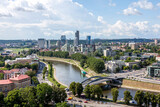 Blick über der Neris und die König-Mindaugas-Brücke zur Skyline von Vilnius, Litauen