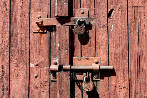 Quadro su tela Old rusted grungy wooden garage door with latch and padlocks