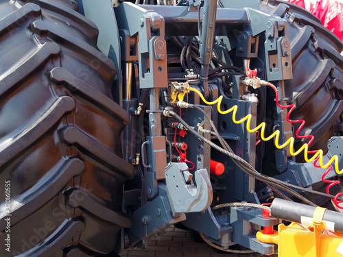 Canvastavla Hydraulic system and hitch of wheeled agricultural tractor.