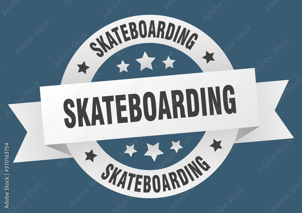 Obraz premium skateboarding round ribbon isolated label. skateboarding sign