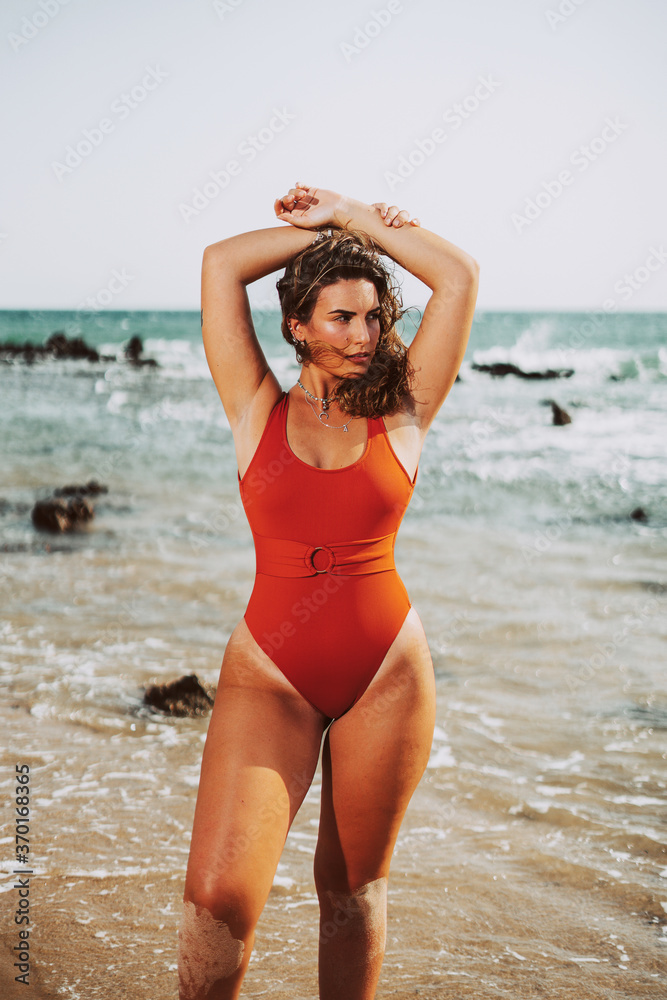 Chica playa bañador verano cadiz sur españa alegre feliz disfrutando de vacaciones libertad joven baño mar agua Chica playa bañador verano cadiz sur españa alegre feliz disfrutando de vacaciones libertad joven baño mar agua