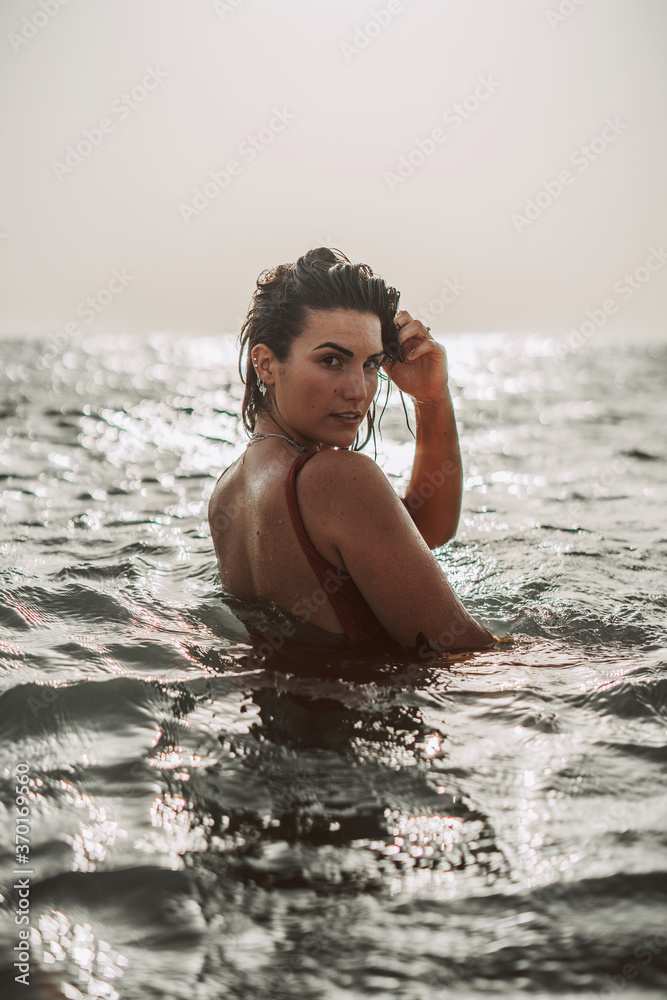 Obraz premium Chica playa bañador verano cadiz sur españa alegre feliz disfrutando de vacaciones libertad joven baño mar agua