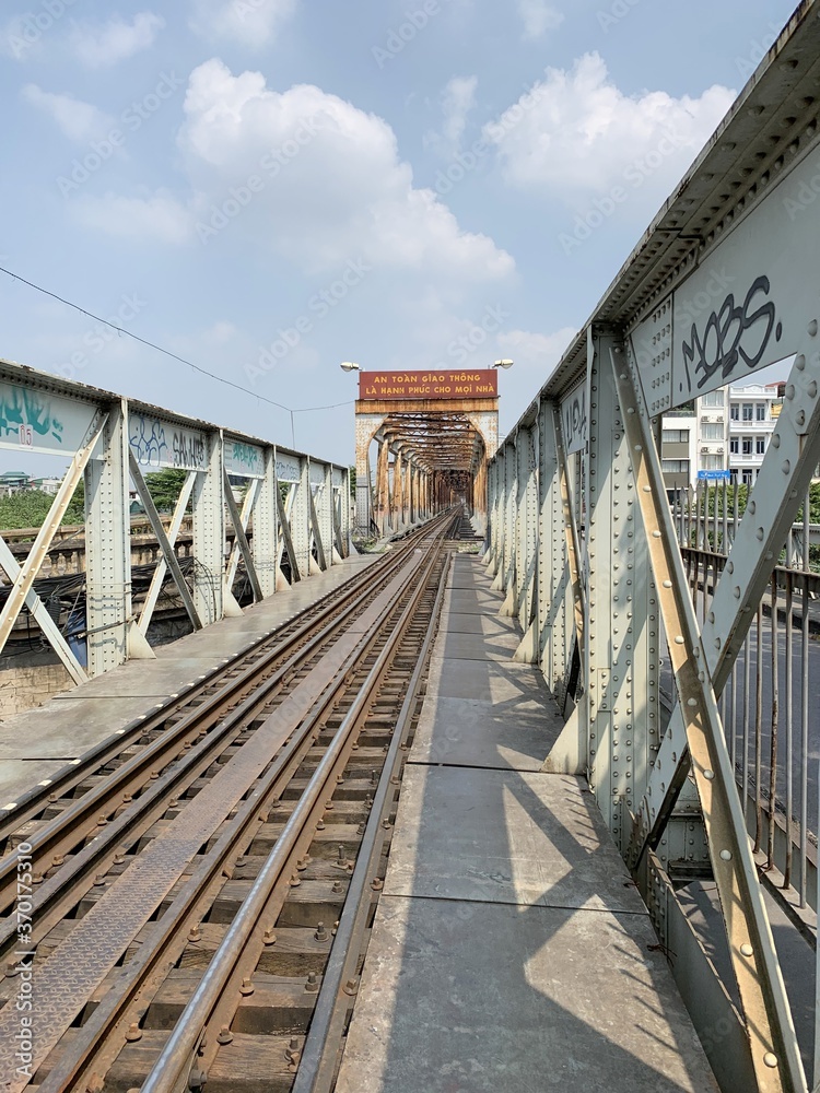 Voie ferrée sur un pont à Hanoï, Vietnam