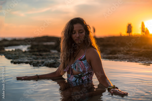 Chica playa calido vacaciones joven feliz disfrutando cadiz sur españa bikini agua mar baño