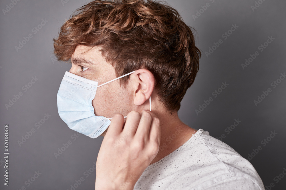 Mann mit Mundnasen Bedeckung / Maske Mann mit Mundnasen Bedeckung / Maske