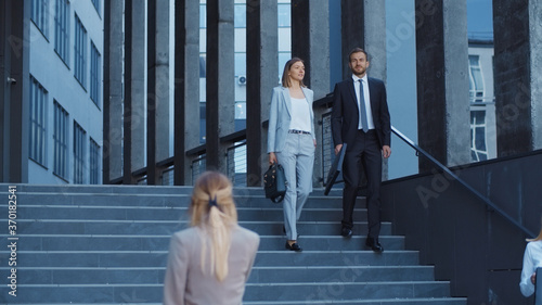 Foto Diverse male and female employees walking in modern business district