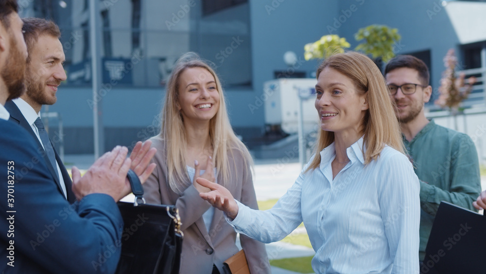Obraz premium Confident business lady chief director boss praising her staff workers. Happy male and female colleagues clapping hands with joy. Successful job. Teambuilding..