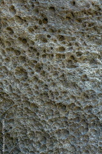 tekstura skalna z licznymi porowatymi otworami
