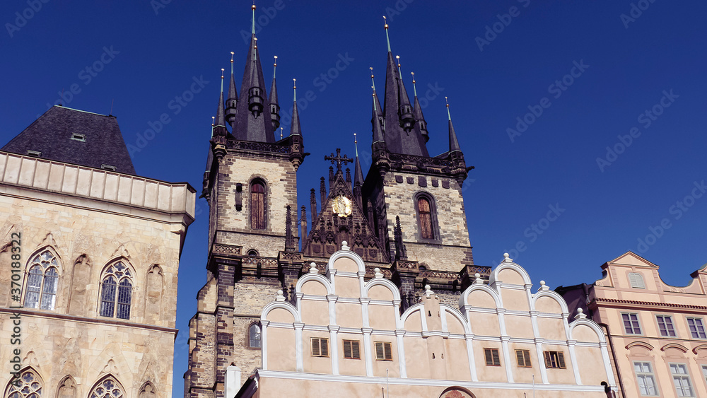 Hermosa vista desde un ángulo bajo en un día soleadode cielo azul de las cúpulas de la Iglesia Nuestra señora de Tyn en Praga, República Checa