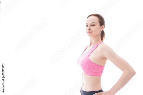 ストレッチをする笑顔の若い女性