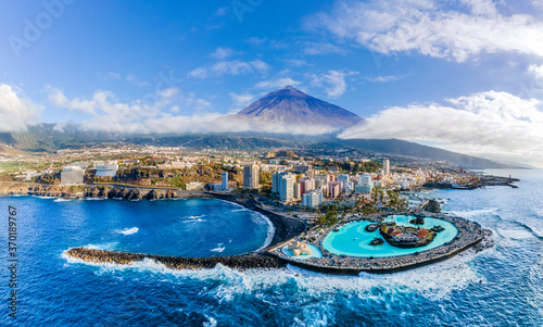 Fotografiet Aerial view with Puerto de la Cruz, in background Teide volcano, Tenerife island