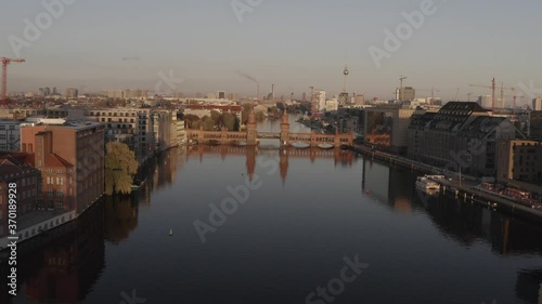 Berlin Oberbaumbrücke Drohne Aerial - Sonnenaufgang