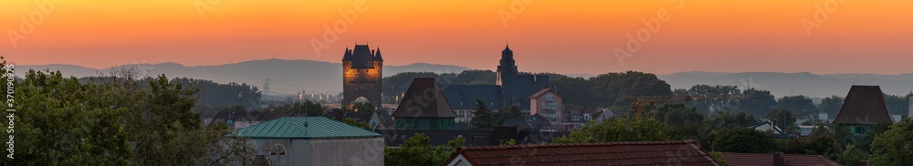 Naklejka premium Panorama von Worms am Rhein mit Rheinbrücke & Brückenturm bei Sonnenaufgang und dem Odenwald mit Berg Melibokus im Hintergrund.
