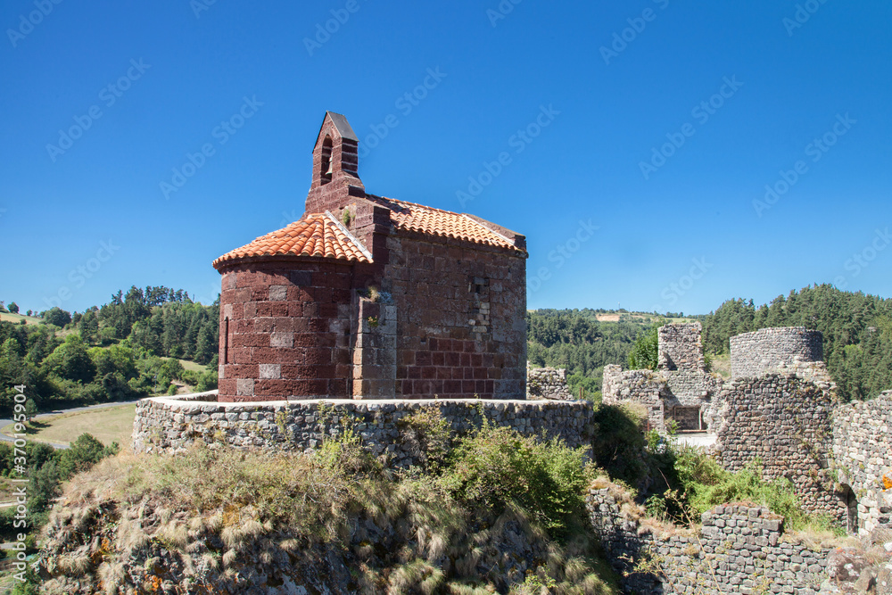 Vieille église d'Arlempdes (Haute-Loire) au sommet d'un rocher basaltique