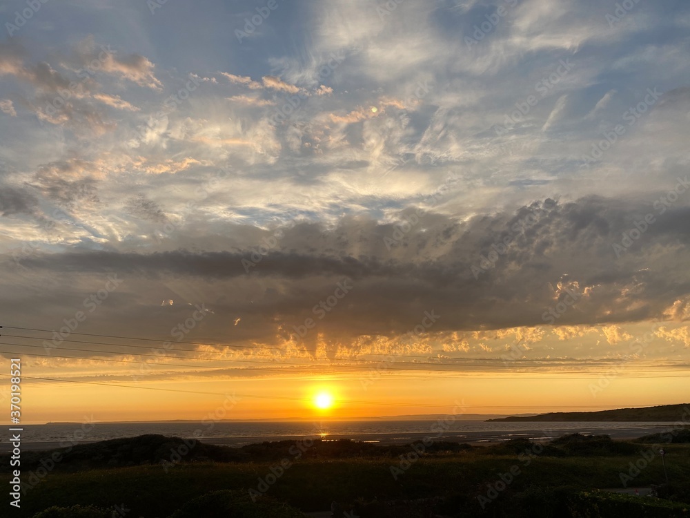 Obraz premium Sunset over the sea at a British beach