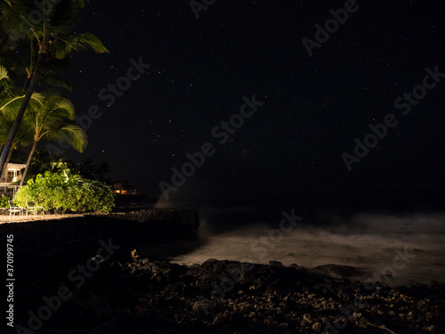 Obraz na płótnie The Southern Cross and stars rising over a tropical shore