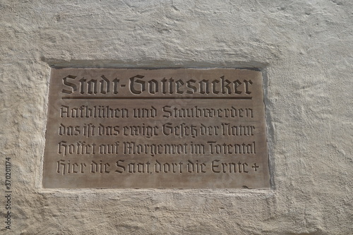 Tafel mit Inschrift am Stadtgottesacker in Halle (Saale)