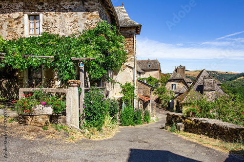 Fototapeta Naklejka Na Ścianę i Meble -  Les rues étroites et les maisons anciennes du village La Vinzelle, Lot, France.