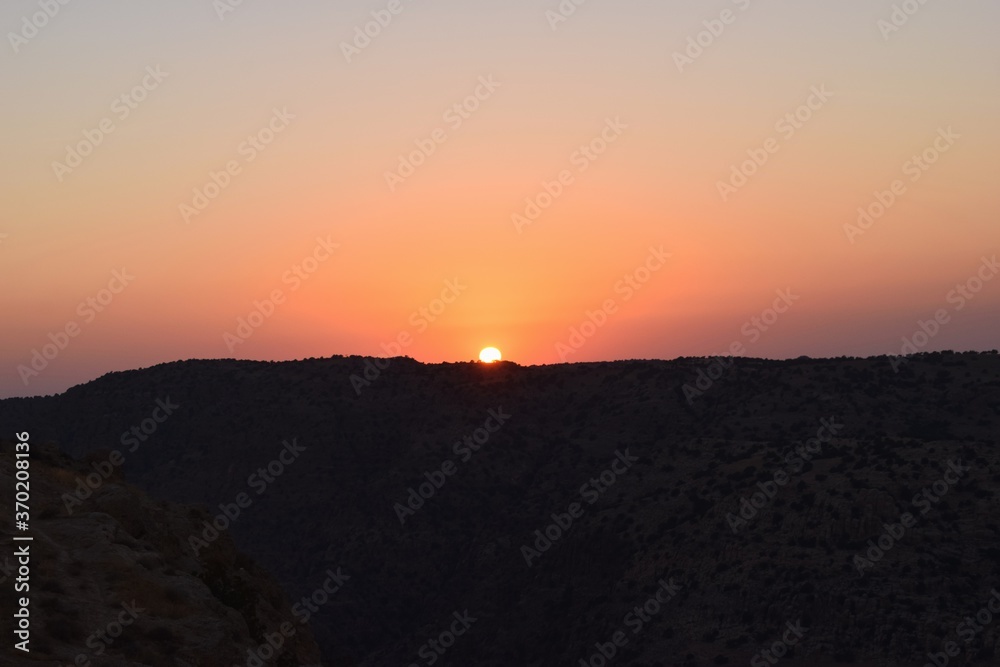 Increíble atardecer en Jordania, el cielo más naranja jamás visto