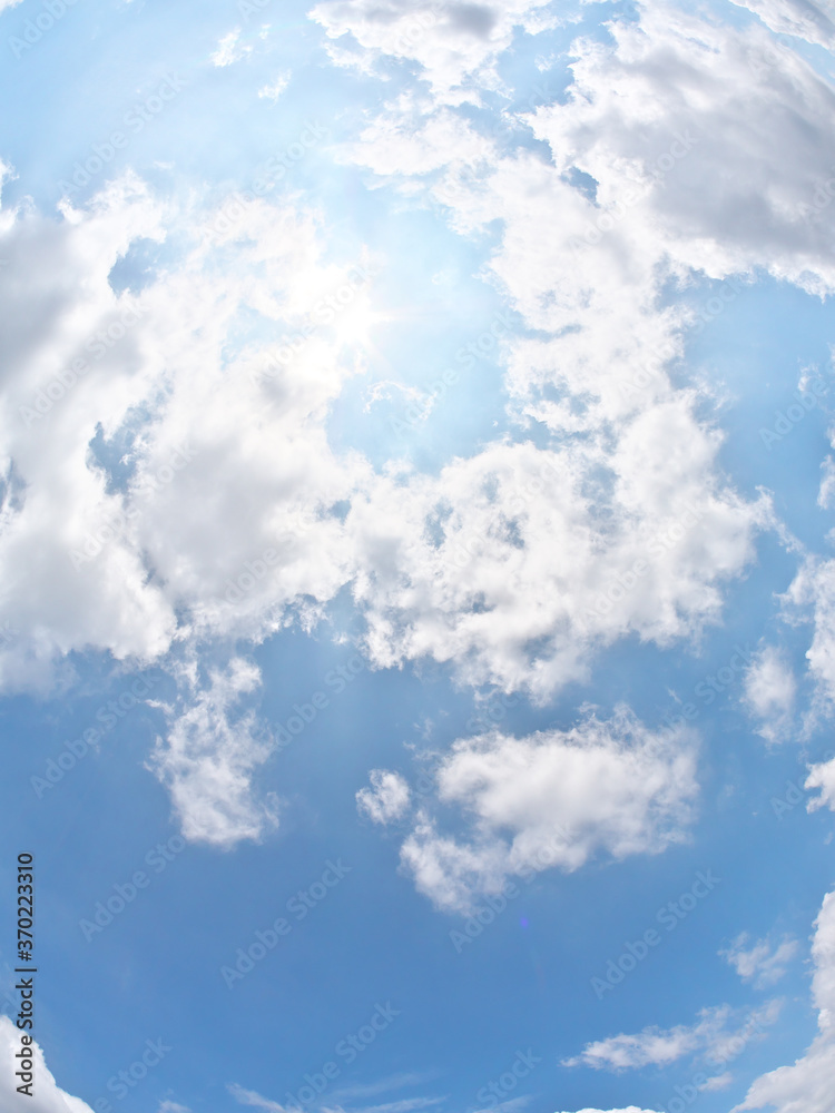 青空に浮かぶ雲と太陽 (魚眼Ver)