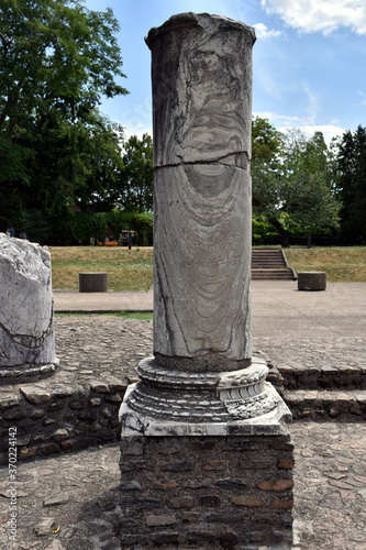 Säule im Amphietheater von Lyon photo