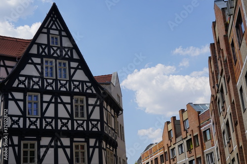 Fachwerkhaus und Plattenbau in Halle (Saale)