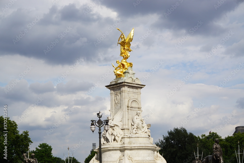 Fototapeta premium Gold statue