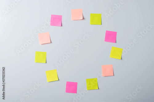 Sticky notes of different colour placed in a circle on a whiteboard