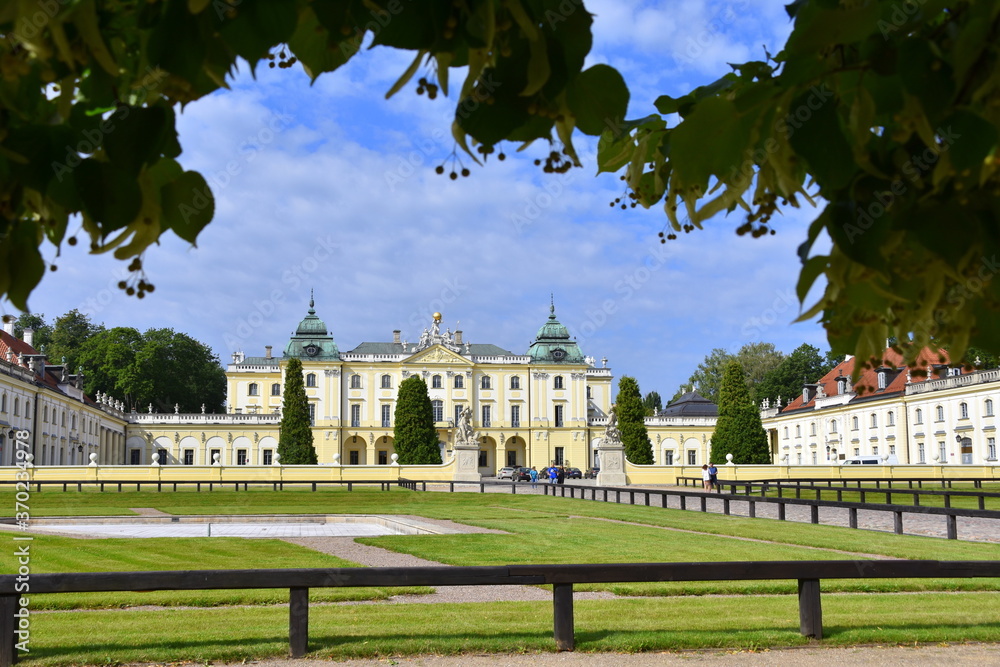 Fototapeta premium Pałac Branickich w Białymstoku - Polski Wersal na Podlasiu. Perła Podlasia dzięki Janowi Klemensowi Branickiemu w Białymstoku powstała rezydencja wzorowana na francuskich pałacach.