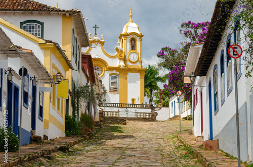 Igreja Matriz de Santo Antônio, casas e rua calçada da cidade de Tiradentes em Minas Gerais