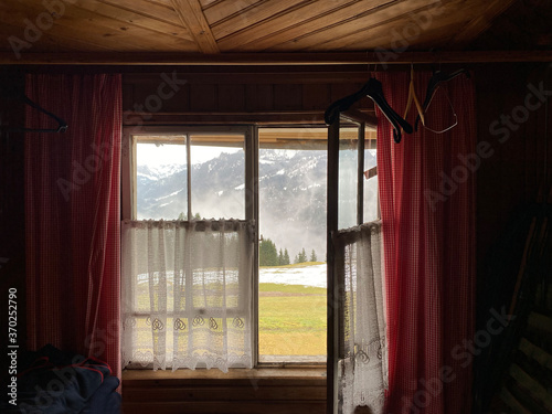 Altes Sprossenfenster mit Blick in die Berge
