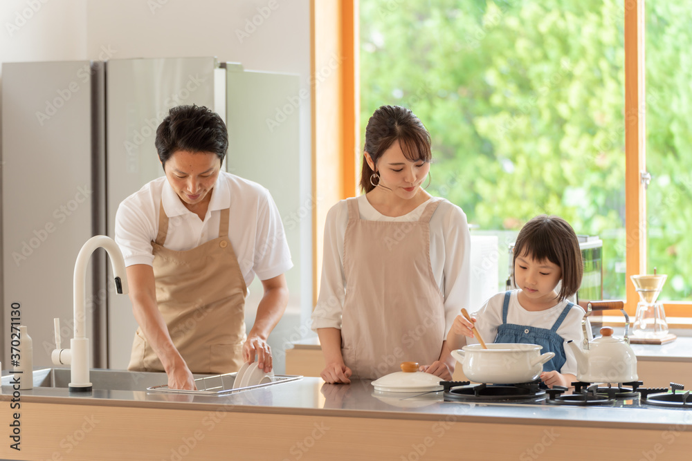 キッチンで料理を作る女の子と両親 キッチンで料理を作る女の子と両親