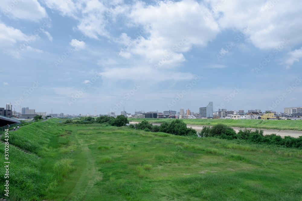 大和川堤防から大阪市と堺市方面への都市景観・広角