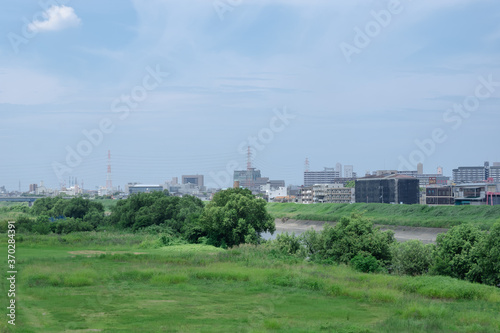 大和川堤防から大阪市と堺市方面への都市景観・望遠