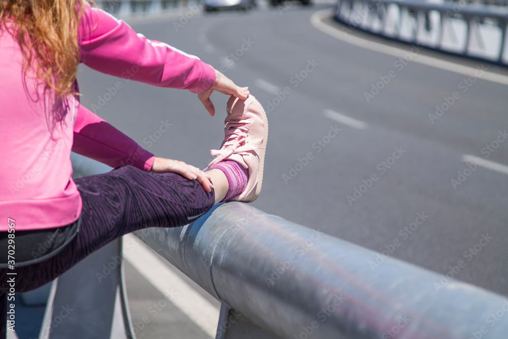 woman doing sports in the city