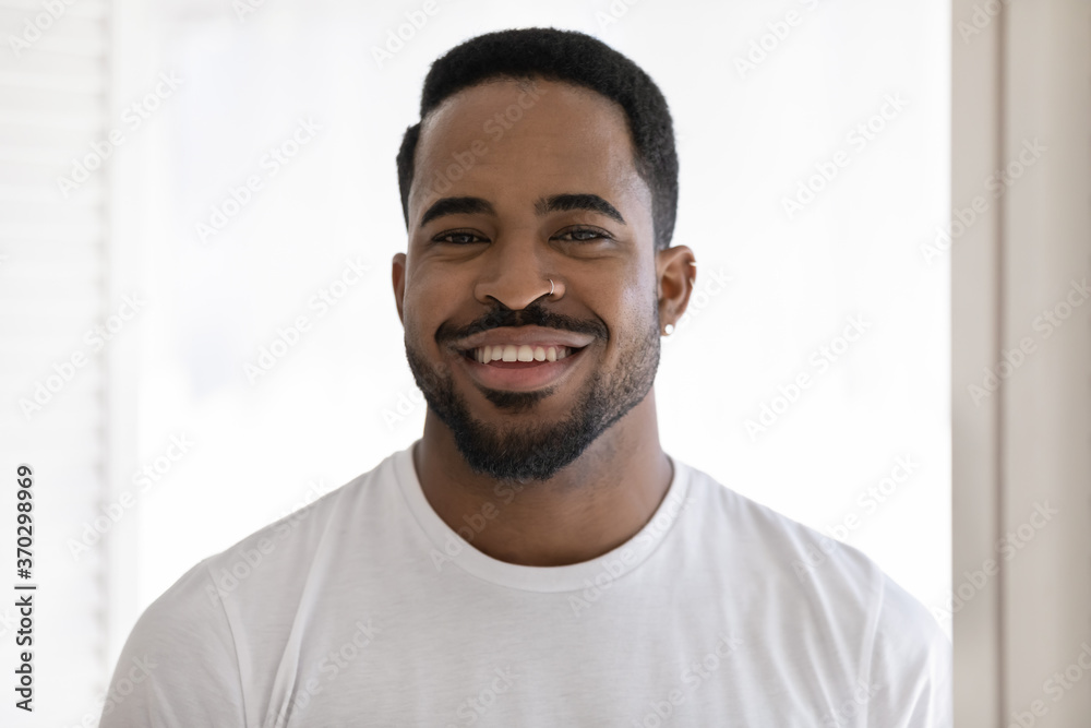 Head shot portrait smiling cheerful African American man wearing white t- shirt looking at camera, handsome young male with healthy toothy smile and  smooth perfect skin posing for photo Stock-Foto | Adobe Stock