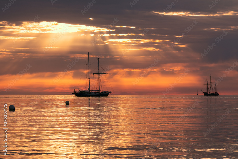 Fototapeta premium tall ship with sun rays