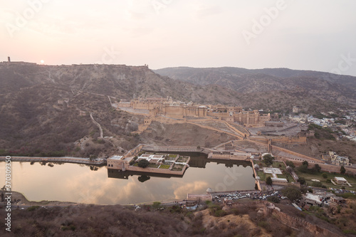Obraz na płótnie Scenic landscape of Amber Fort and lake during sunset w salonie